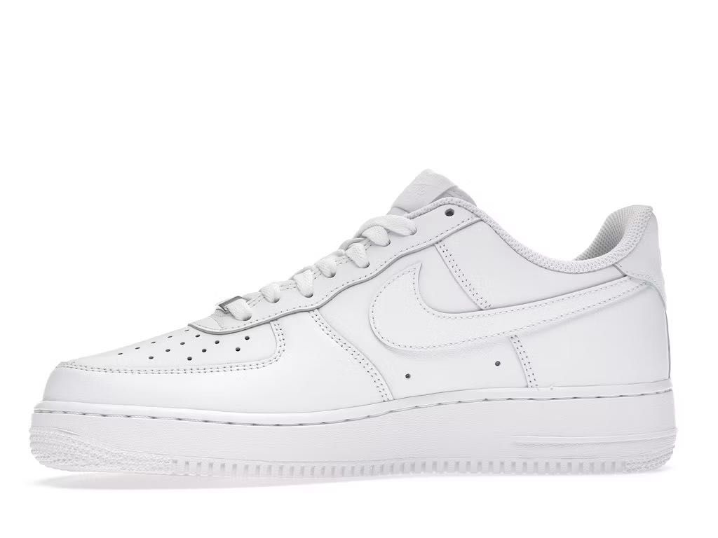 Продавам Nike Air Force 1 Low '07 - Чисто нови