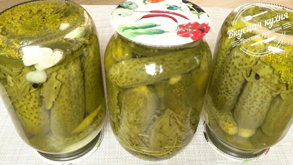Огурцы солёные в банках свои.