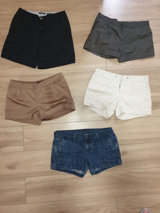 Vand 5 perechi de pantaloni scurți (50 de lei pentru toate)