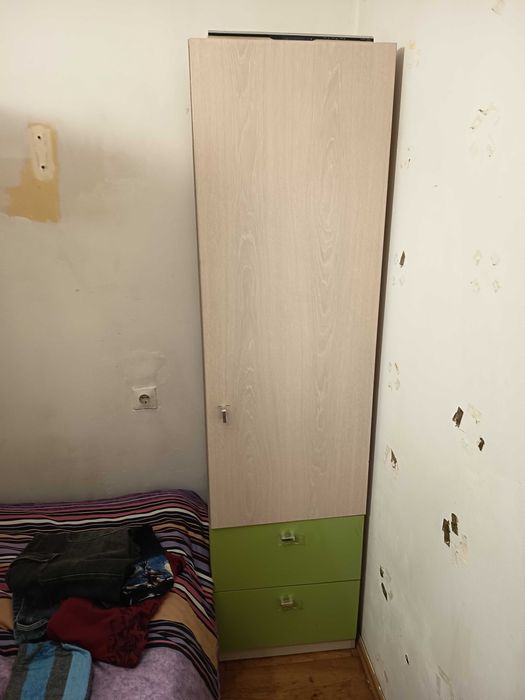 Vând mobilă compusă din 3 corpuri plus birou preț 1000.