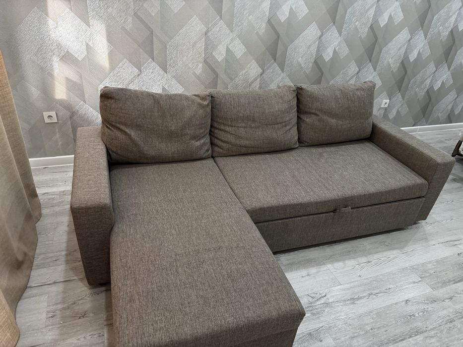 Угловой диван коричневый