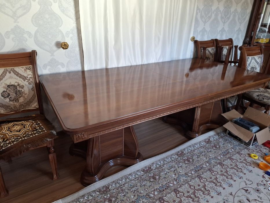 Стол и 12 стульев, б/у, срочно продаю самовывоз