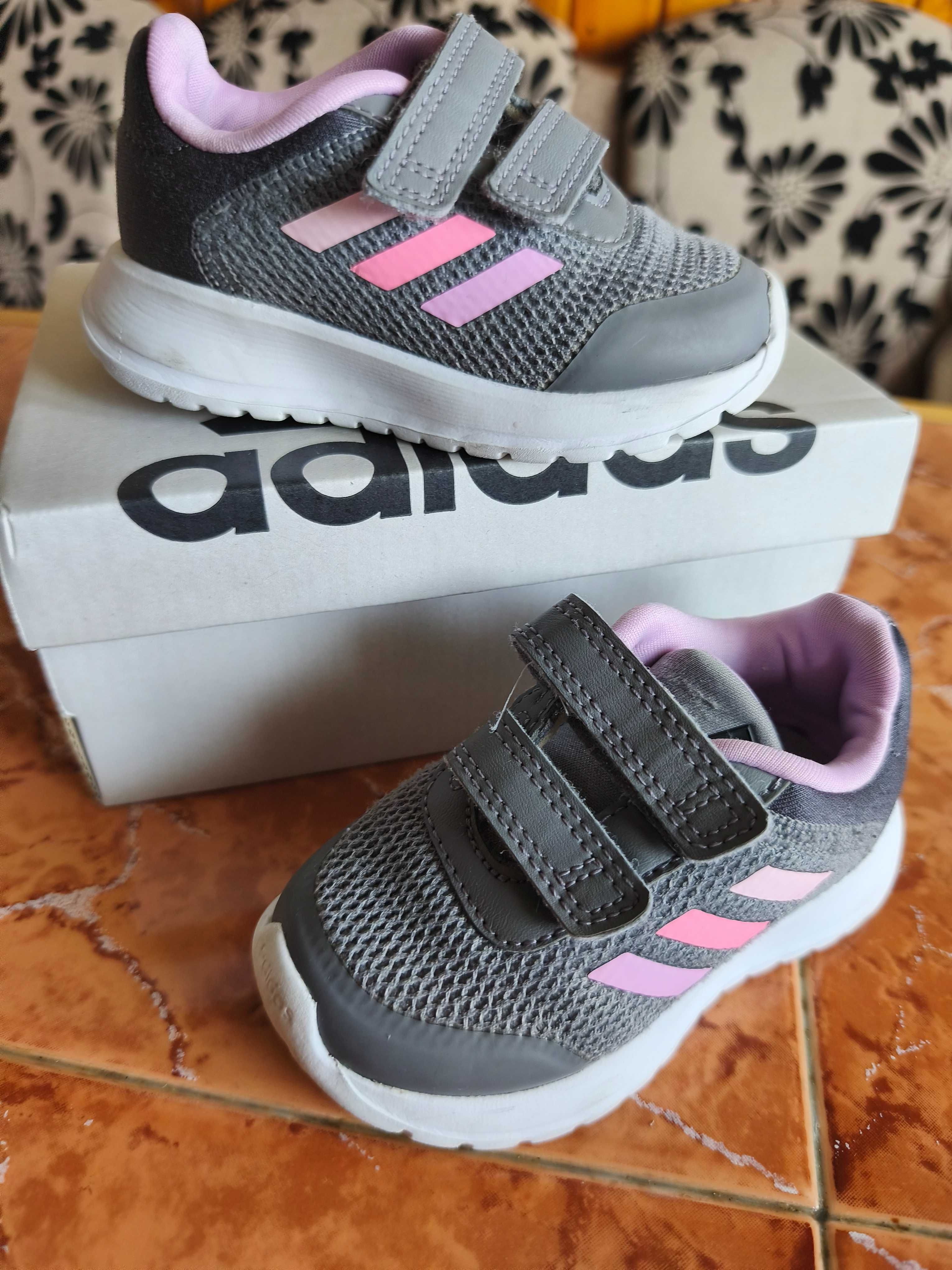 Маратонки Adidas за момиченце, размер 20