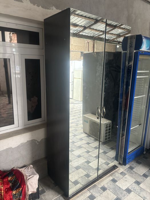 Срочно продам двух дверный шифоньер с зеркало