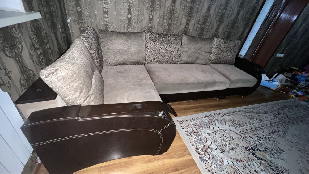 Диван угловой. Размер 3.5*1.8