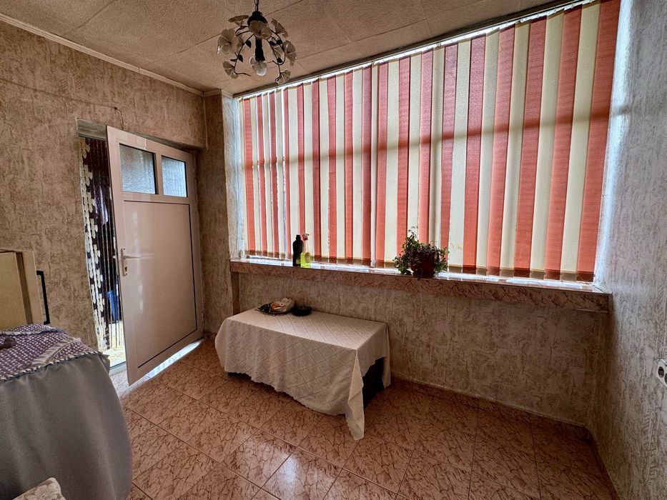 Самостоятелна Къща с Гараж до Очна Клиника “Тасков” , гр. Търговище