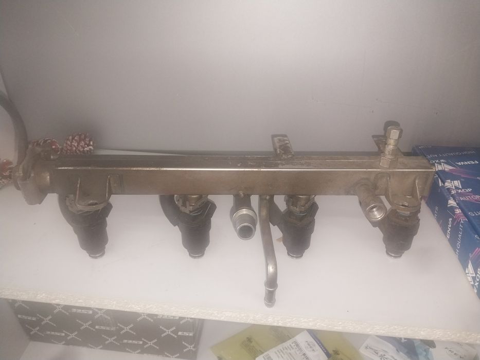 Продам топливную рампу (форсунки)на BMW E36 m43