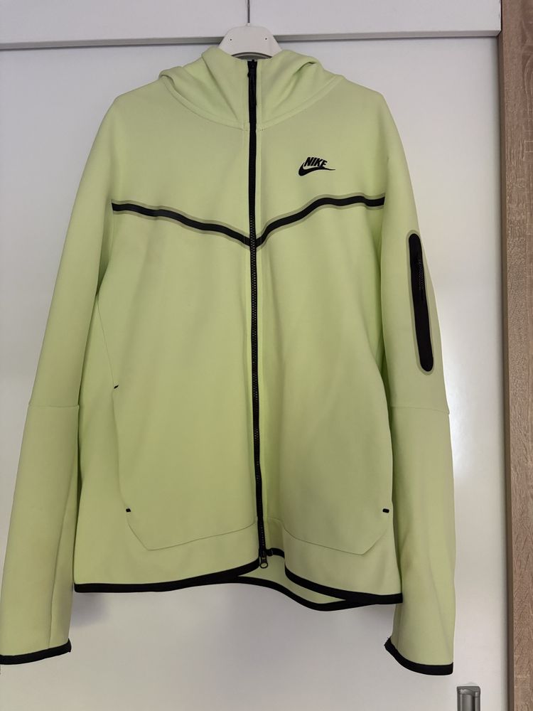 Продавам nike tech