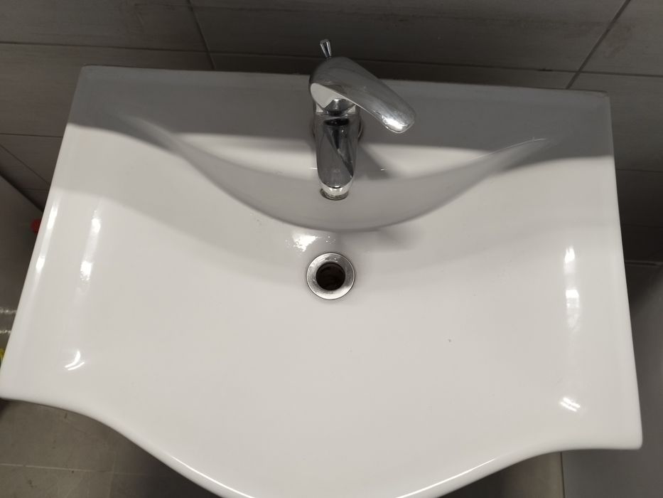 Vand mobilier baie tot cu chiuvetă și oglindă.