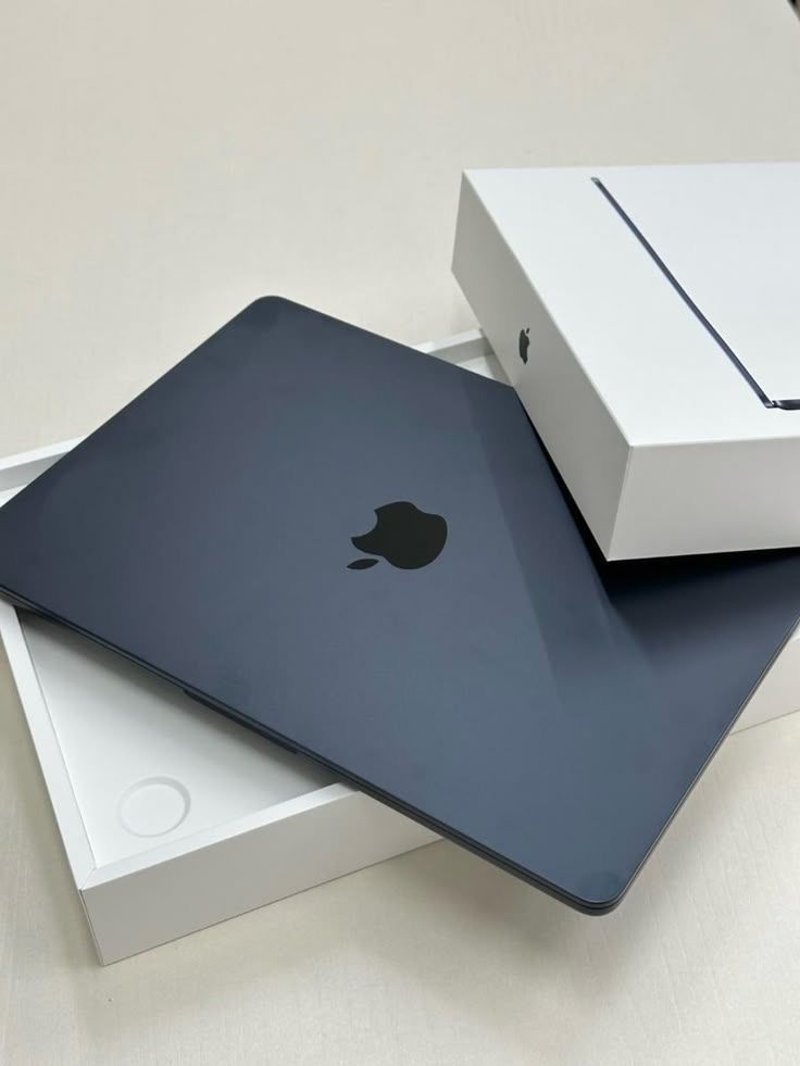 Продам MacBook Air M4 16/256