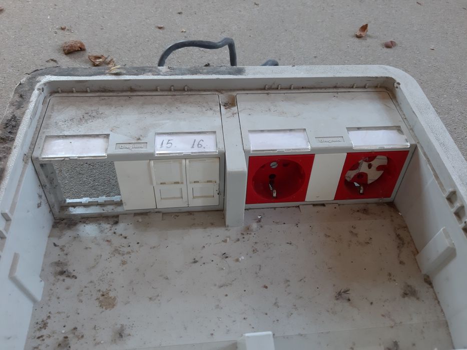 Vând 2 bucăți priză care se montează în pardoseală