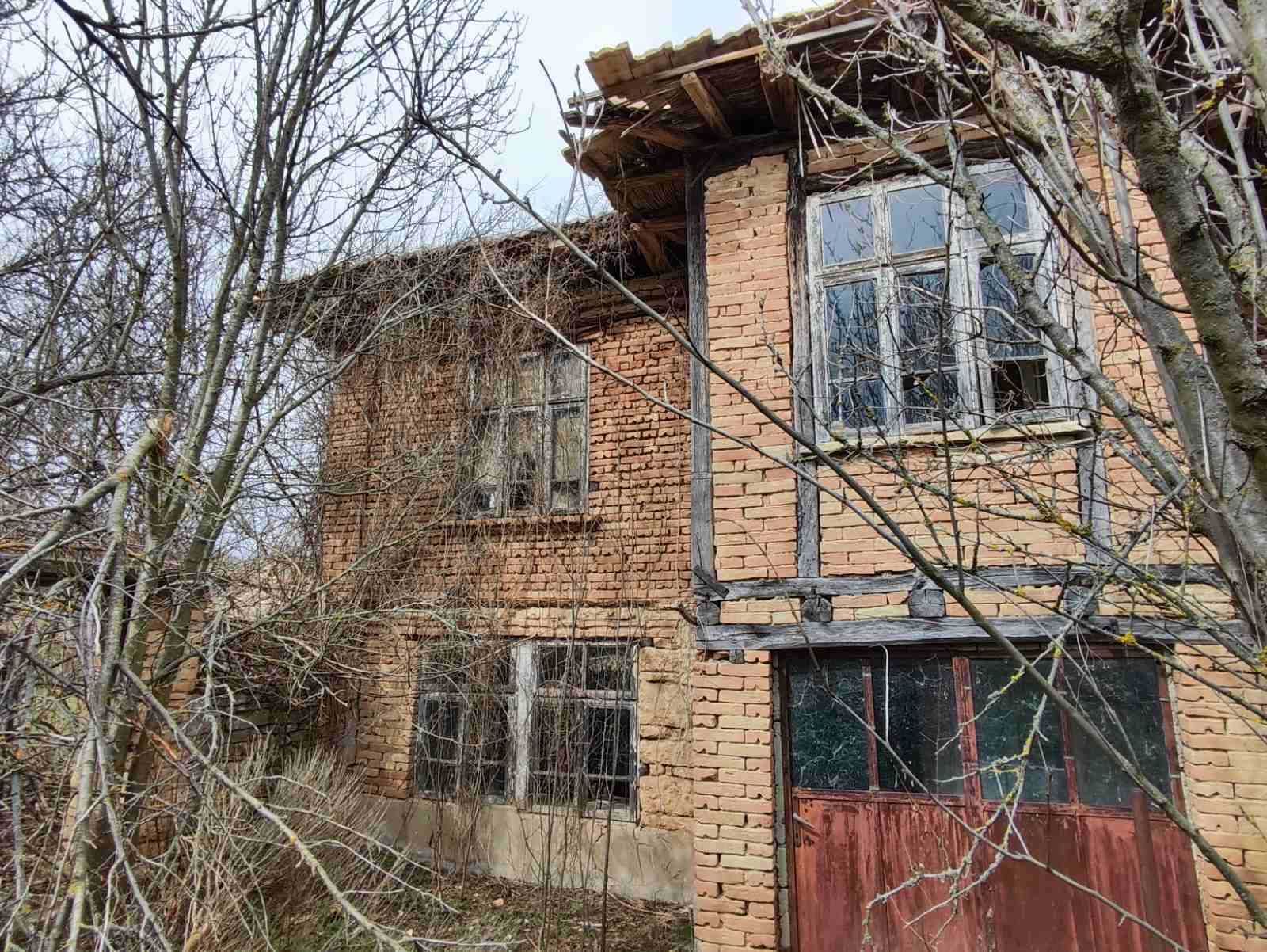 Стара двуетажна къща в с.Ягнило, обл. Варна
