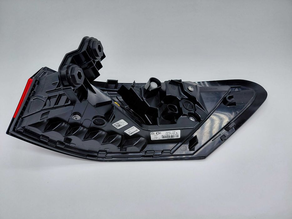 3J0945095L Нов Ляв Стоп VW Passat B9