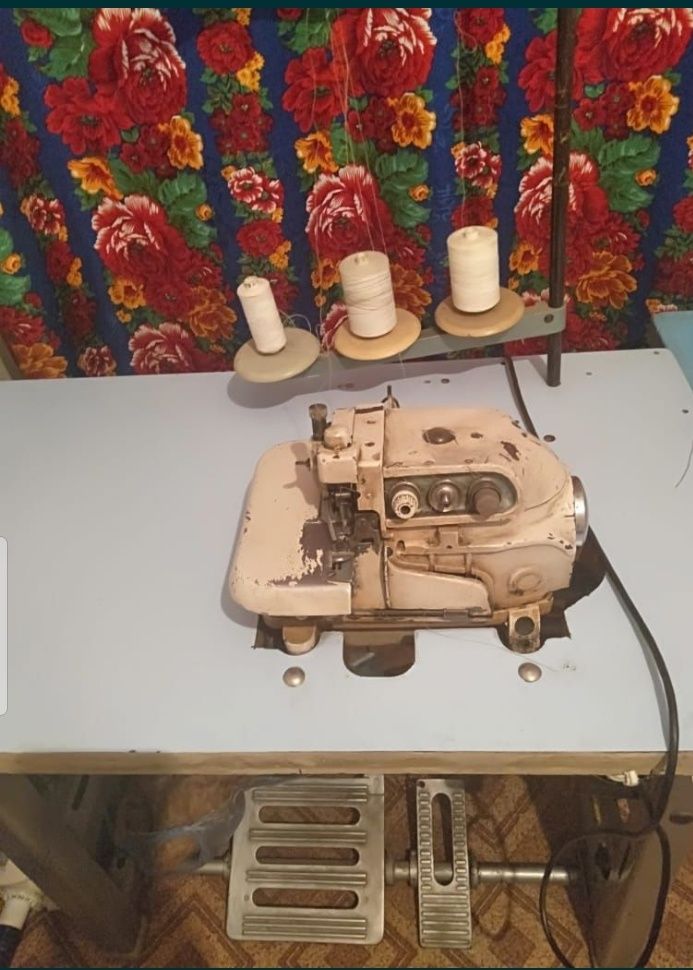 Продам оверлок трёх ниточный.