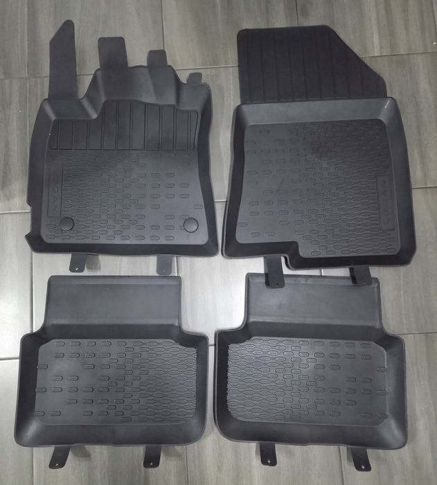 Vând Presuri/Covorase originale Logan 3