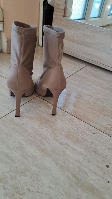 Vând botine superbe Zara nr 39,material elastic în partea de sus !