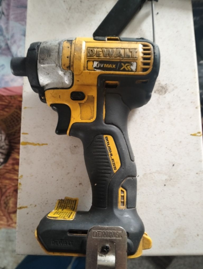 Autofilentanta DEWALT cu impact defecta butonul așa mi sa spus la un s