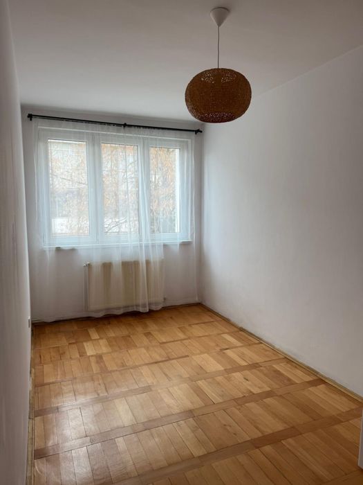 Vând apartament 3 camere (zona centrala)