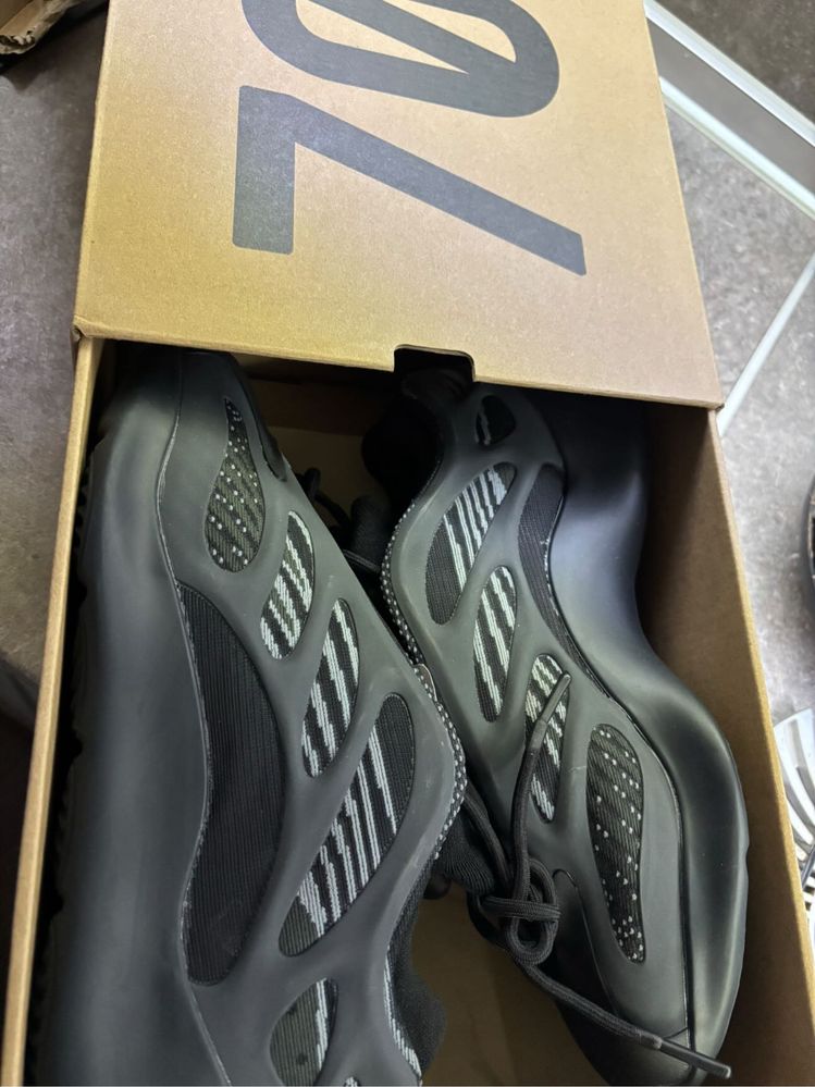 Yeezy 700 V3 (45/Нови)