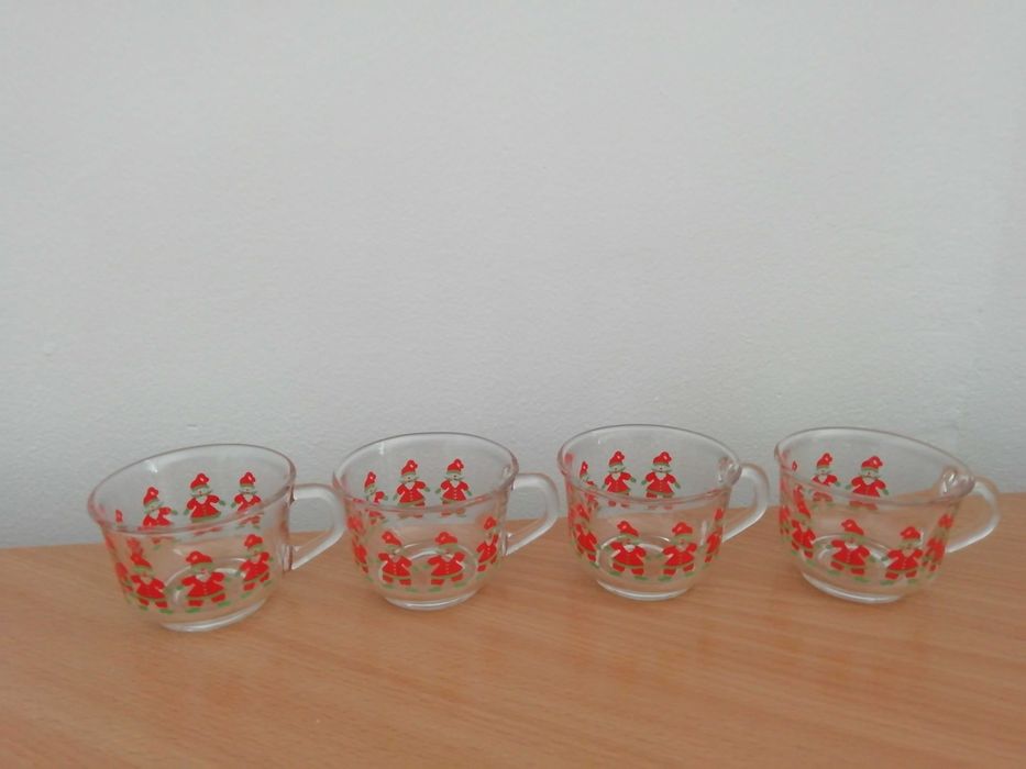 4 броя оригинални стъклени чаши за греяно вино с Дядо Коледа, arcoroc