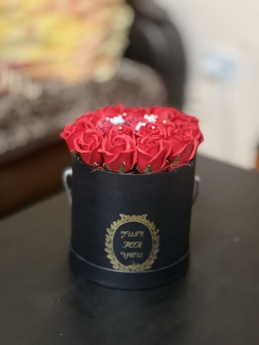 Aranjament cu flore de sapun rosii