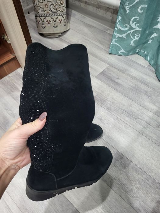 Продам зимние замшевые сапоги,натуралка