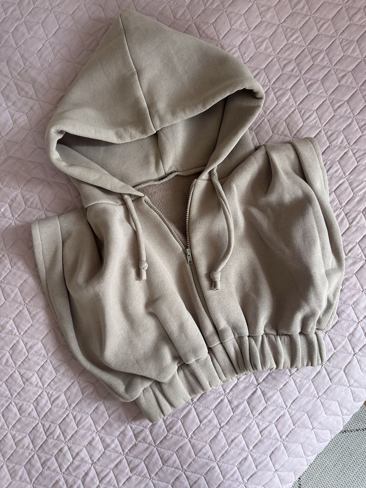 Спортен комплект ……………………………………………….;;……………………………………………………………..