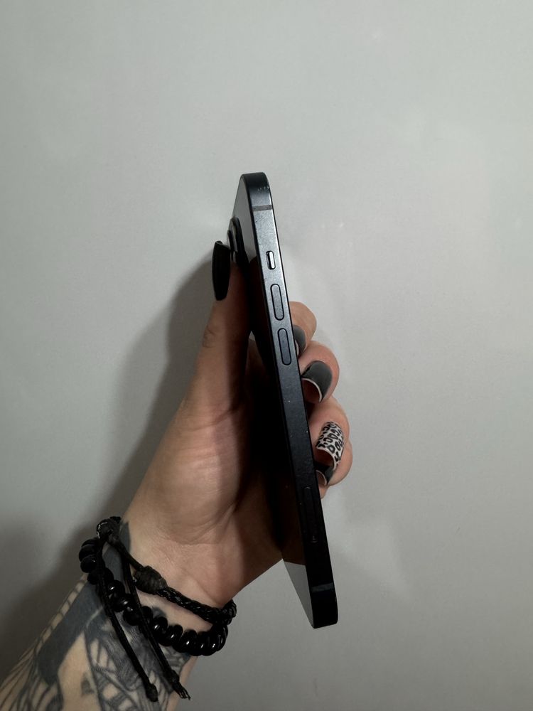 Продам Iphone 13
