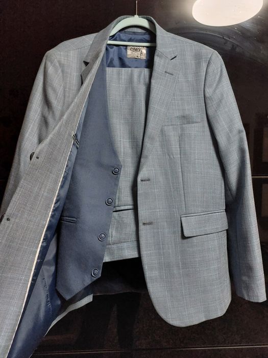 Vînd costum marime 48