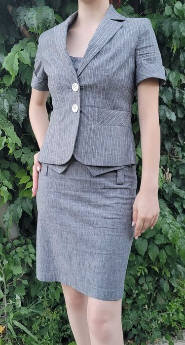 Costum cu fustă și top