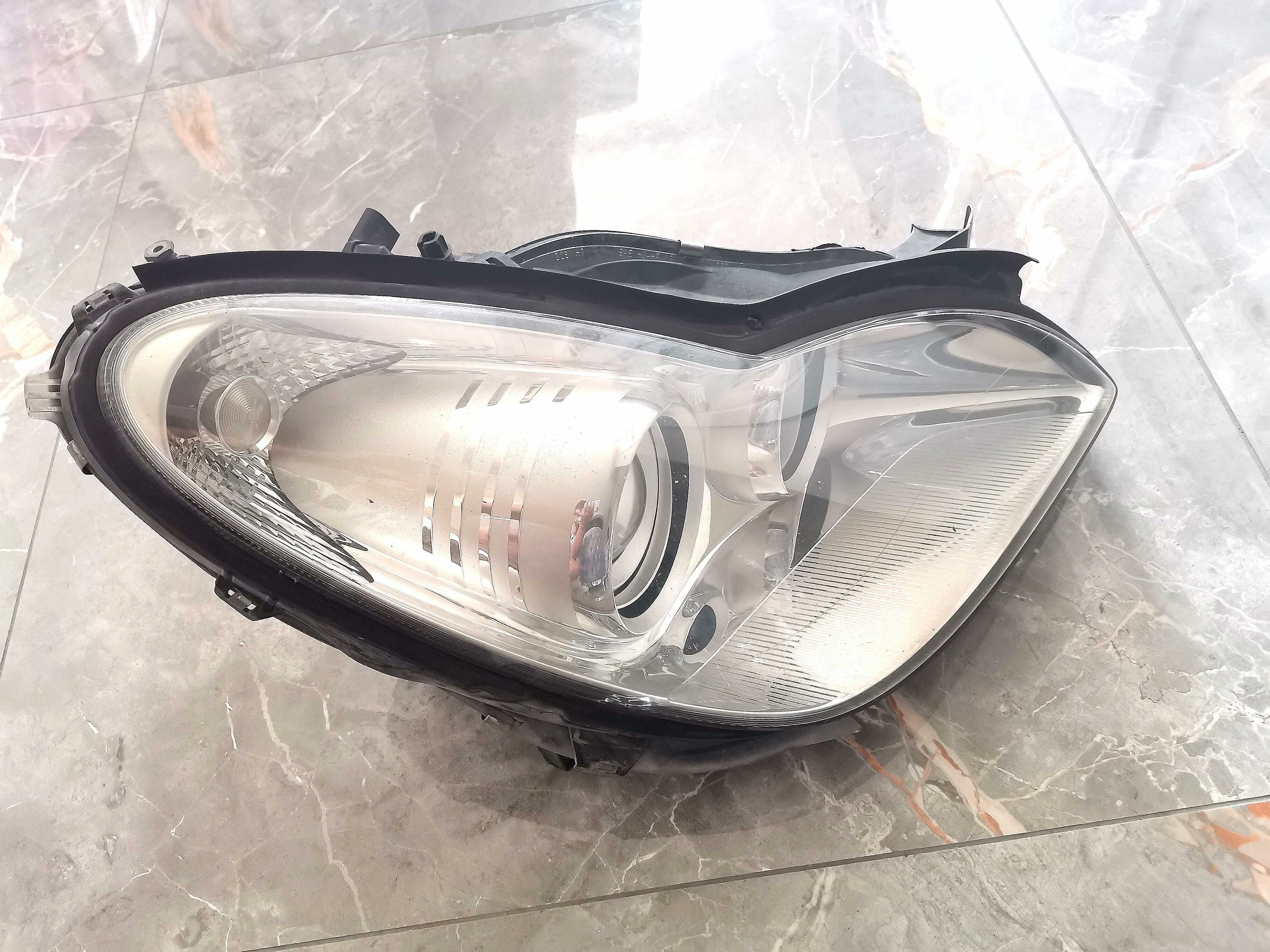 Фар за Мерцедес CLS320
