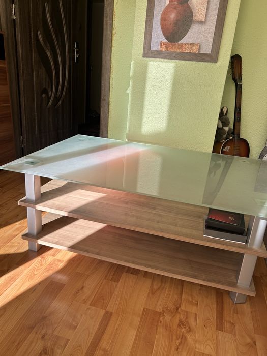 Холна маса със стъклен плот