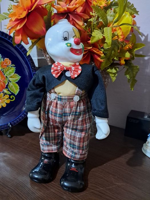 Порцеланов движеш музикален клоун