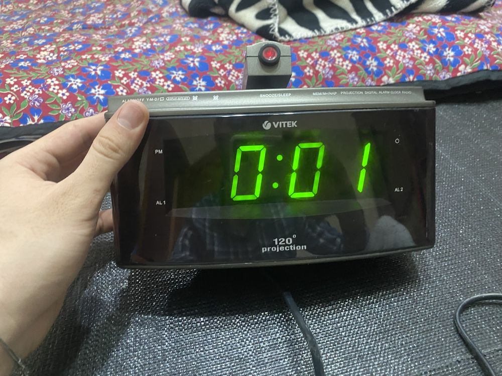 Продам часы-будильник-радио 3в1 Vitek