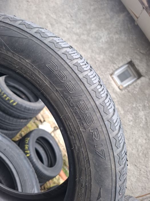 Vand 2 anvelope 235 55 17 nokian de iarna bune  dot 2020