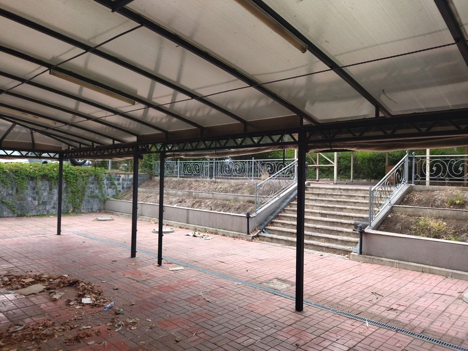 Продава слънцезащитен навес