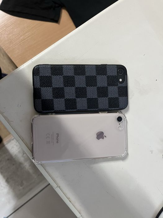 2штук Продам айфон 8