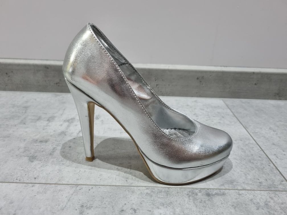 Дамски сребърни обувки с ток 37 номер
