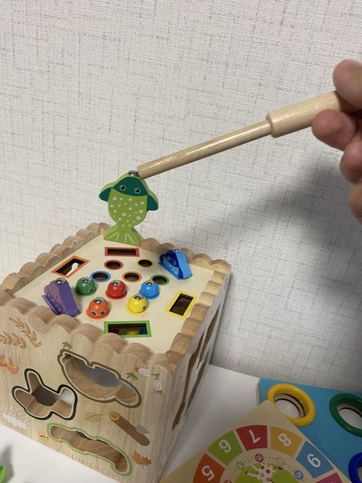 Сензорен дървен куб за двигателни умения - 8 в 1, монтесори