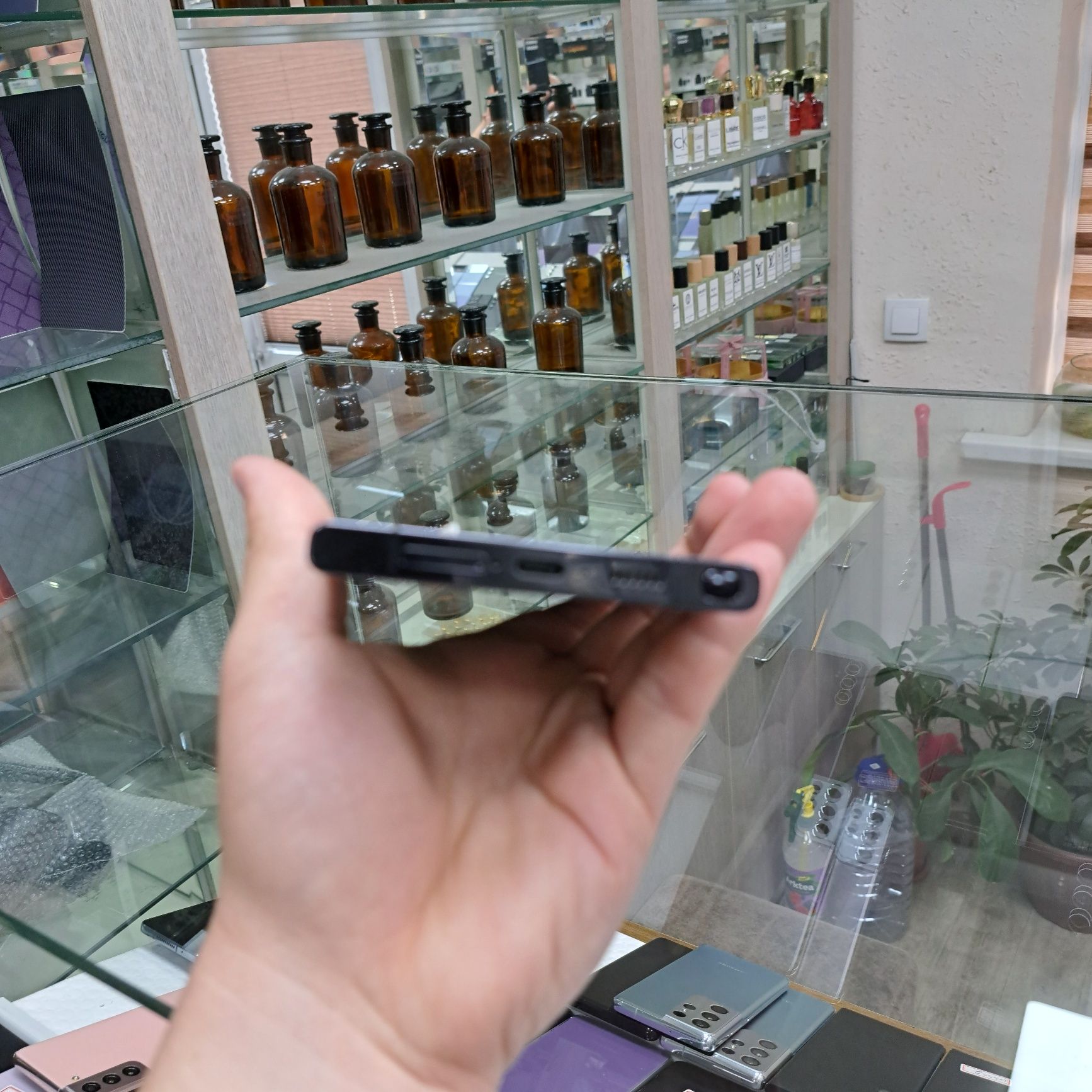 Samsung S22 Ultra xotirasi 12/256GB