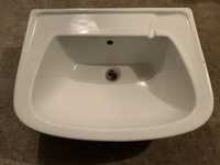 Средно голяма бяла порцеланова мивка за баня