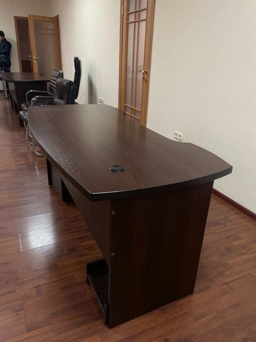 Мебель офисная в хорошем состояний