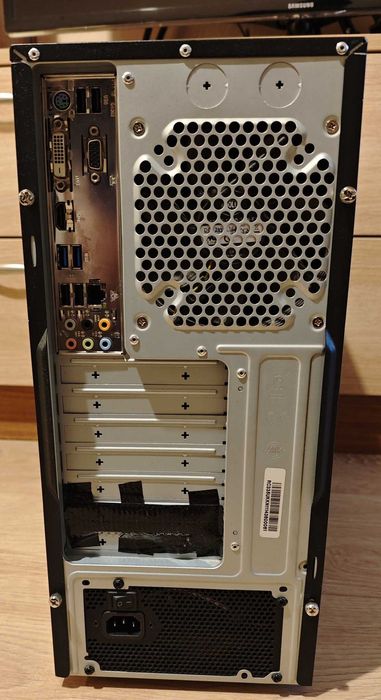 Продавам астолен компютър