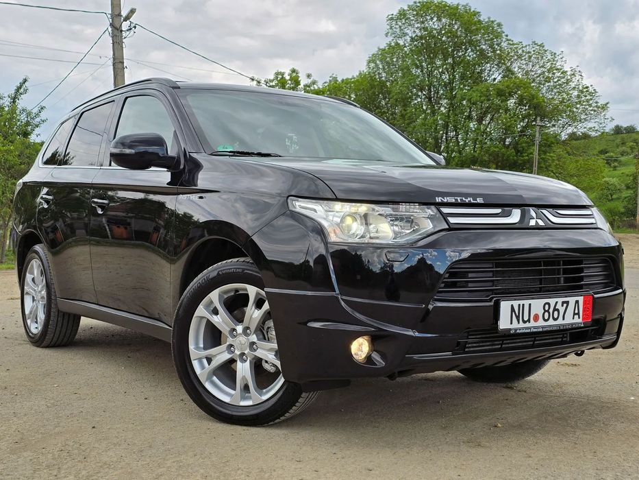 Mitsubishi Outlander Model ~ INSTYLE ~ 2 . 2 DI D ~ 150 CP ~ 7 Locuri ~ 4 x 4 ~ Navi Camera