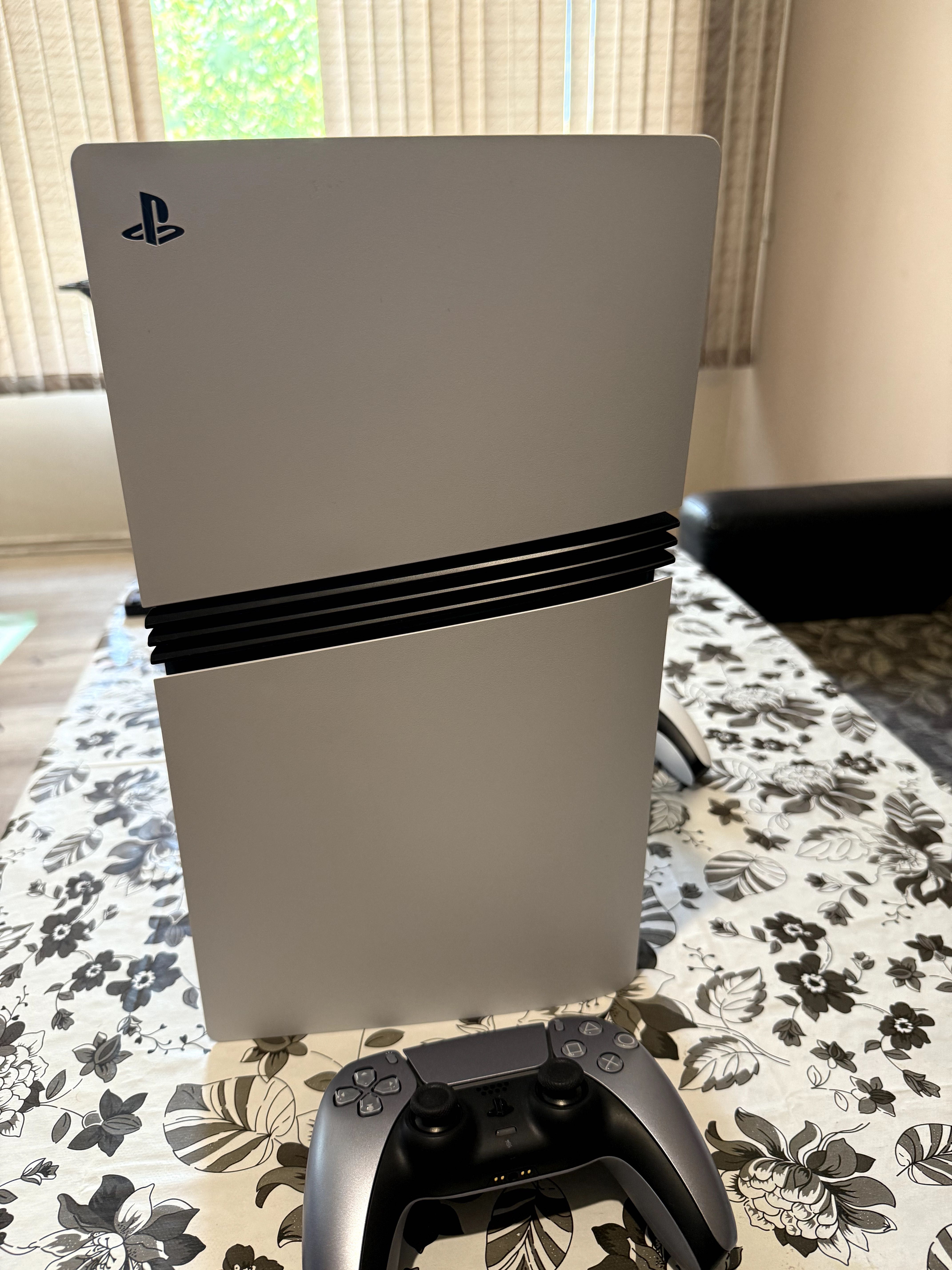 PlayStation 5 Pro 2TB + 3 контролера + акаунт с 27 игри + гаранция