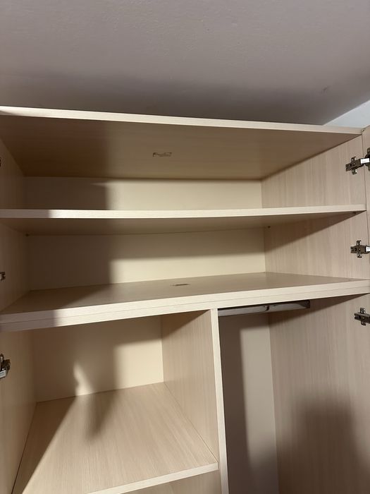 Бял гардероб с шкафчета и място за закачалки