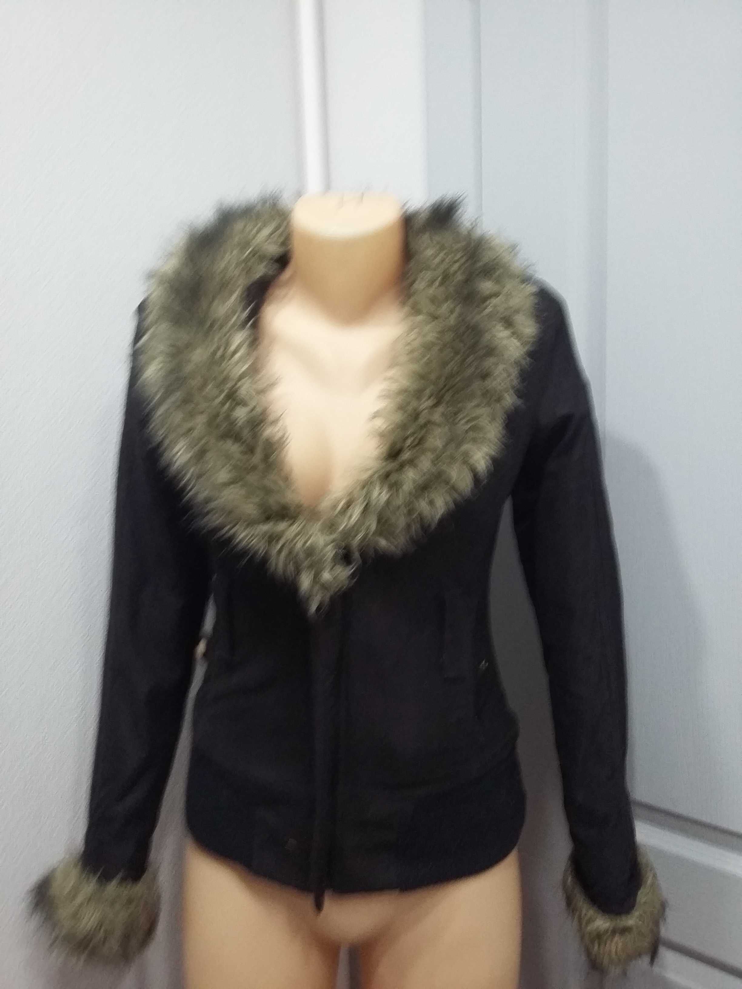 Куртка подростковая женская  ADIDAS с 
 меховым воротником и рукавами.