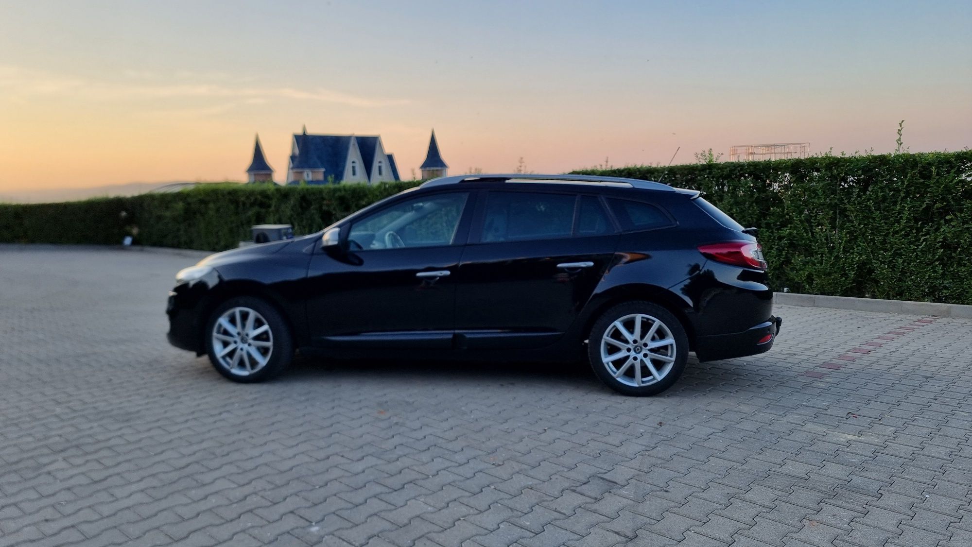 Megane 3 1.5 dci 110 cp manual. Panoramic, full piele alba, xenon,bose
