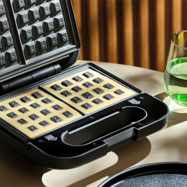 Вафельница с 5 комплектами съемных панелей Tuvio TSM01, серая