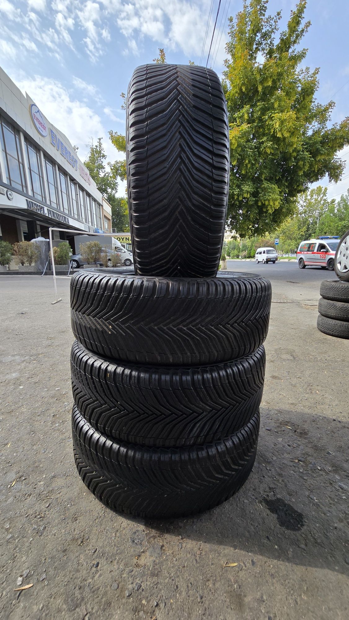 235/50/ R20 Michelin